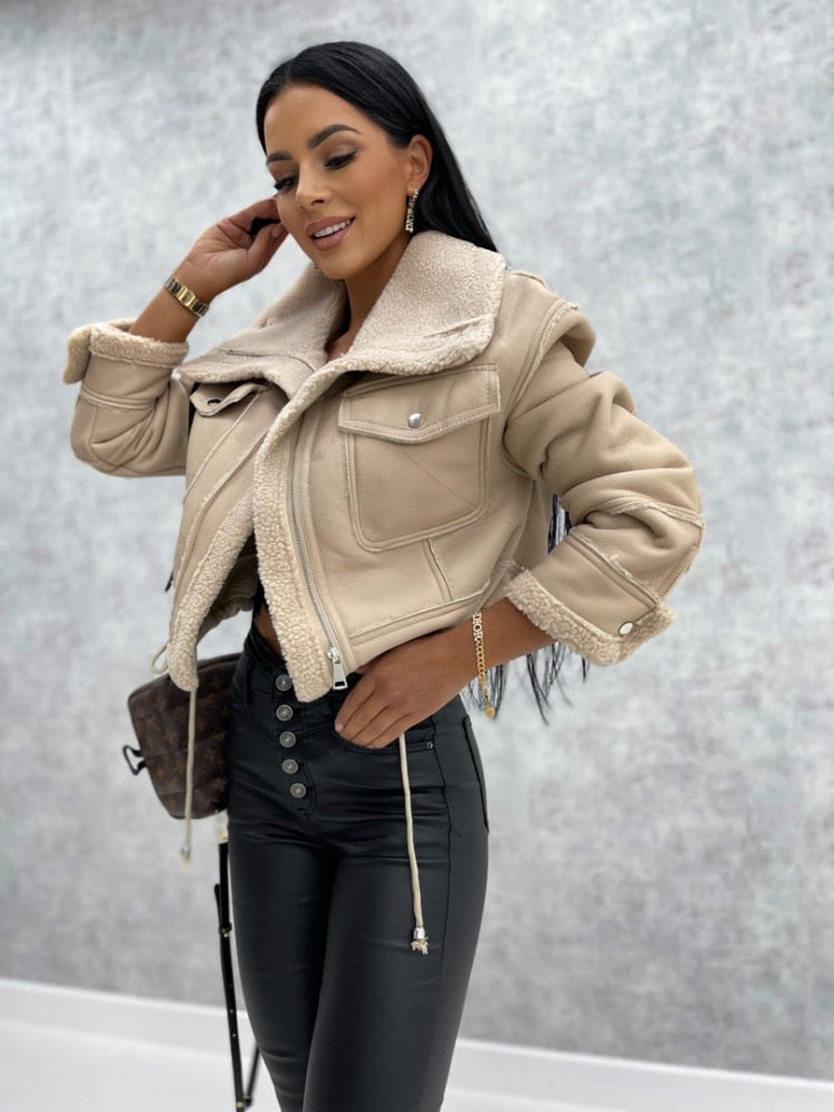 Damen beige Lederjacke mit Fellkragen, modisch, elegant, Herbstmode, schwarze Hose.