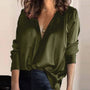 Frau in olivgrüner Bluse mit V-Ausschnitt und langen Ärmeln, elegantes Outfit.