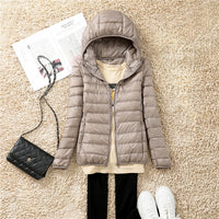 Damen Daunenjacke beige mit Kapuze, gesteppte Winterjacke, modisch, warm, elegant.