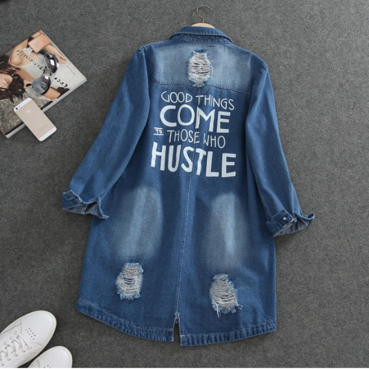 Oversized Damen-Denimjacke, blau, mit Schriftzug, ideal für Frühling, lässiger Stil.