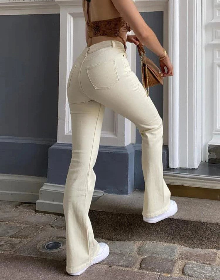 Frau in cremefarbener Schlaghose, modisch, elegant, Streetwear, Damenmode, Sommeroutfit.