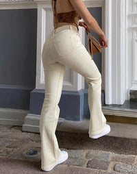 Frau in cremefarbener Schlaghose, modisch, elegant, Streetwear, Damenmode, Sommeroutfit.