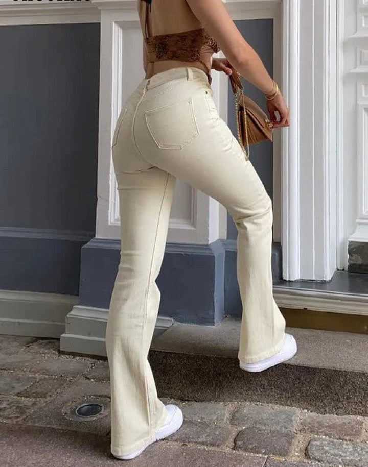 Frau in cremefarbener Schlaghose, modisch, elegant, Streetwear, Damenmode, Sommeroutfit.