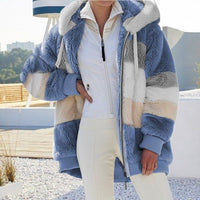 Damen Winterjacke, blau-weiß gestreift, Kunstpelz, Kapuze, warm, modisch, Outdoor-Bekleidung.