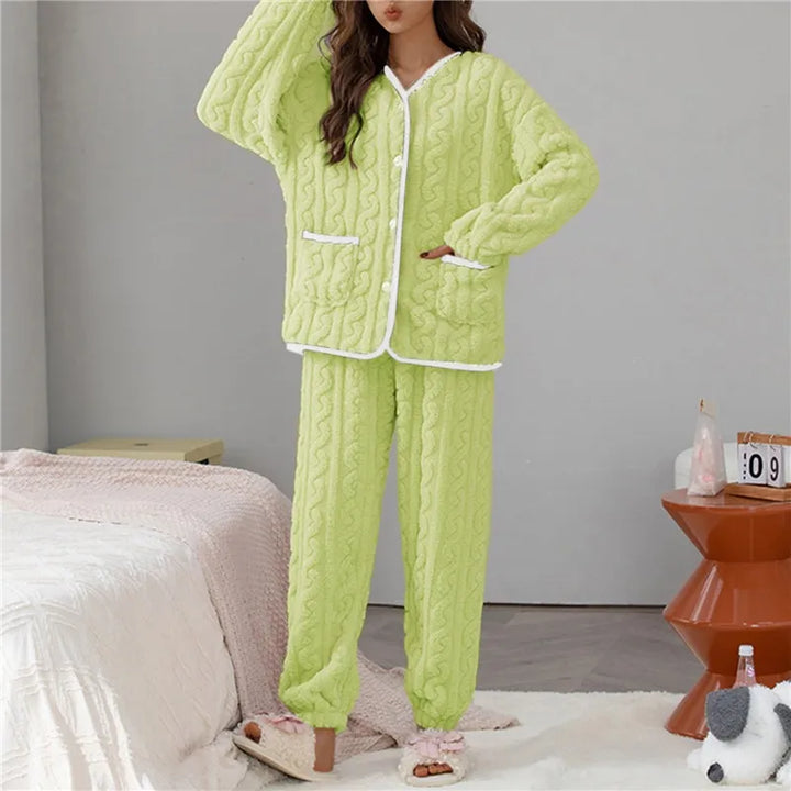 Damen Pyjama-Set, flauschig, hellgrün, Knopfleiste, gemütlich, Winter, Schlafzimmer, Mode.