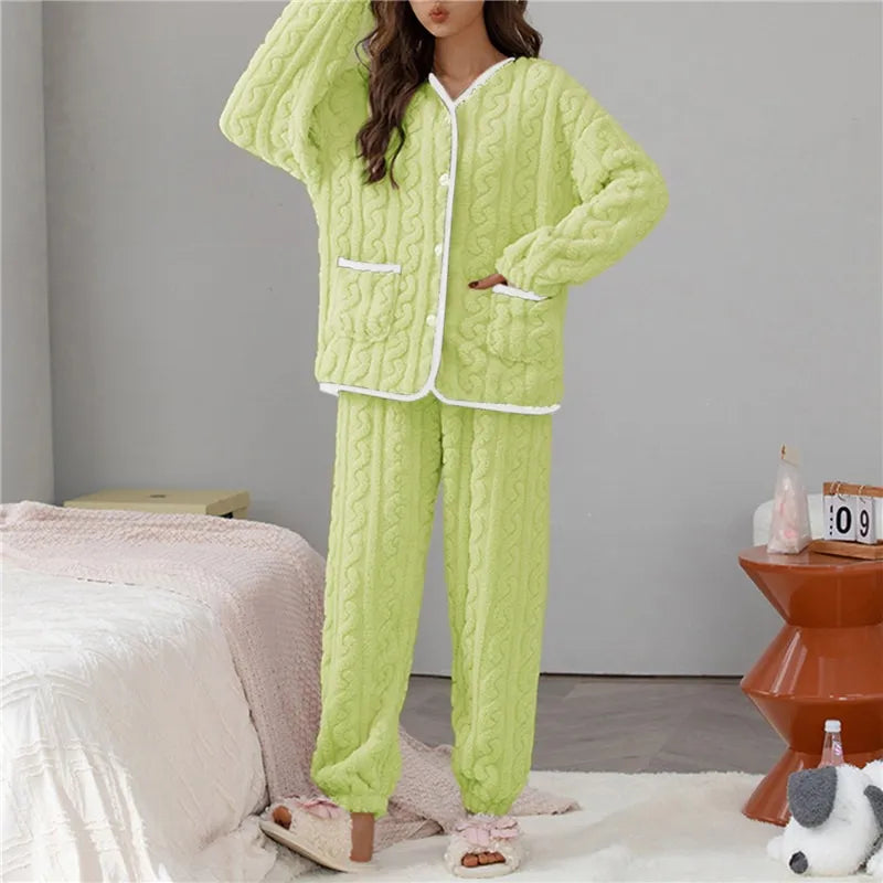 Damen Pyjama-Set, flauschig, hellgrün, Knopfleiste, gemütlich, Winter, Schlafzimmer, Mode.