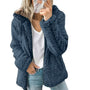 Frau in blauer Teddyfelljacke, weißem T-Shirt und Jeans, modische Winterbekleidung.