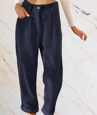 Dunkelblaue Damenhose, hoch tailliert, mit weitem Bein, elegantes Design, aus Baumwolle.