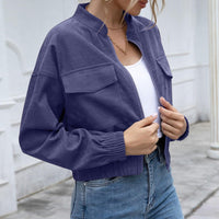 Frau in blauer Bomberjacke, weißem Top und Jeans, modisch, lässig, urbaner Stil.