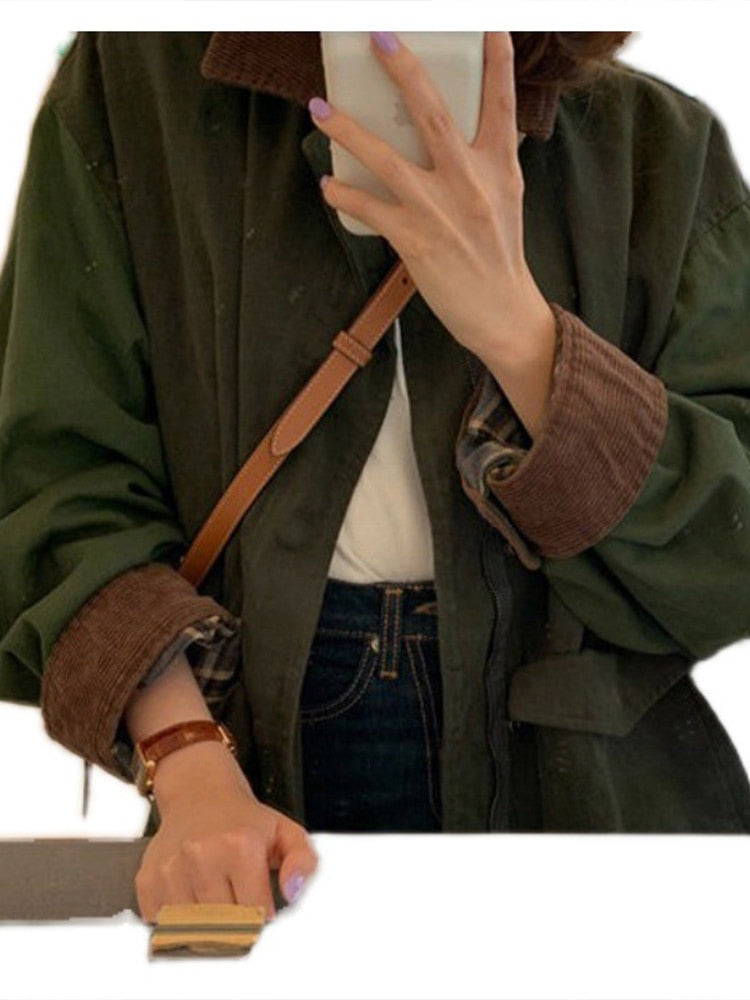 Dunkelgrüne Jacke mit braunem Kragen, Damenmode, Herbstoutfit, lässiger Stil.