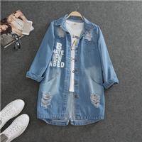 Oversized Damen-Jeansjacke, hellblau, zerrissen, ideal für Frühling, modisch und lässig.