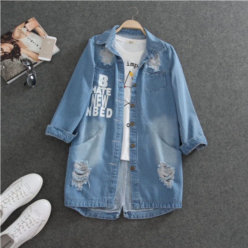 Oversized Damen-Jeansjacke, hellblau, zerrissen, ideal für Frühling, modisch und lässig.