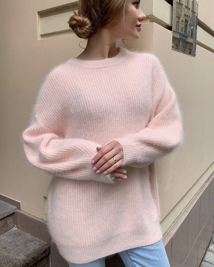 Frau in rosa Strickpullover, Oversize, weiches Material, modisch, Herbstmode, draußen.