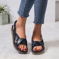 Damen Sandalen, schwarz, Leder, Keilabsatz, Sommermode, bequem, lässig, Jeans kombiniert.