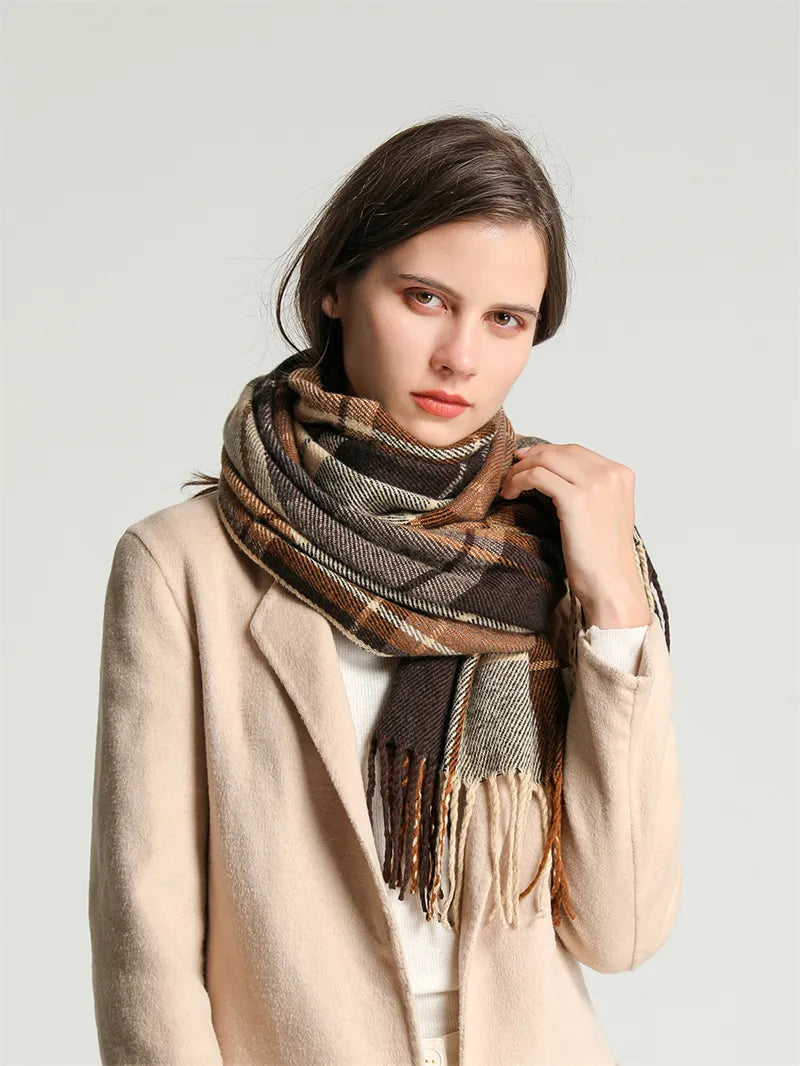 Frau mit kariertem Wollschal in Braun und Beige, eleganter Herbstlook, Modeaccessoire.