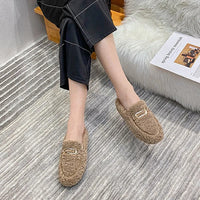 Damen Hausschuhe, beige, Plüsch, mit goldener Schnalle, gemütlich, auf gestreiftem Teppich.