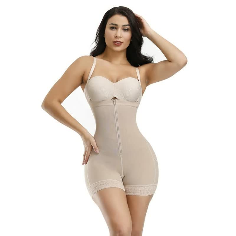 Frau in hautfarbenem Shapewear-Body mit Reißverschluss, nahtlos, figurformend, Unterwäsche.