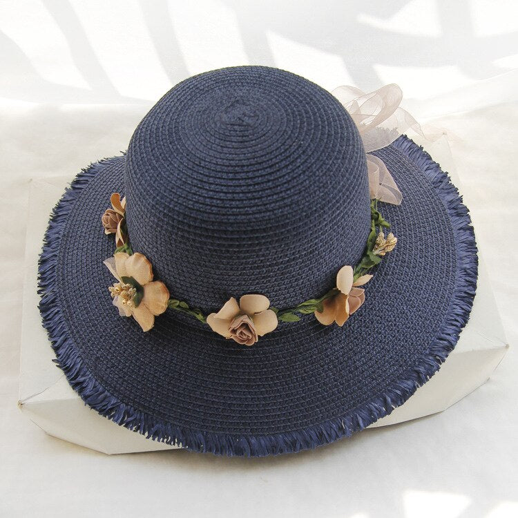 Damen Sommerhut blau, Strohhut mit Blumen, eleganter Sonnenhut, Strandaccessoire.