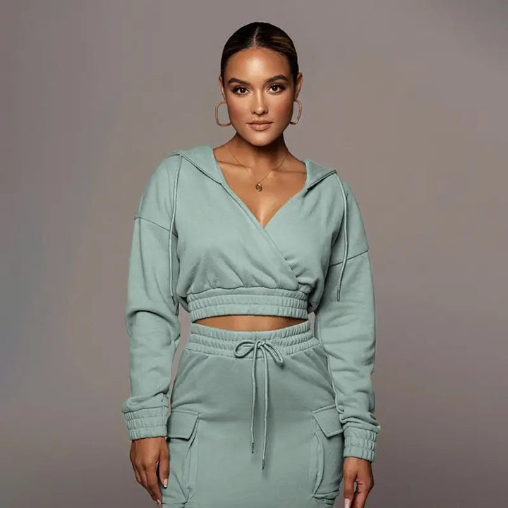 Frau in mintgrünem Kapuzen-Sweatshirt und Jogginghose, Freizeitmode, bequeme Damenbekleidung.