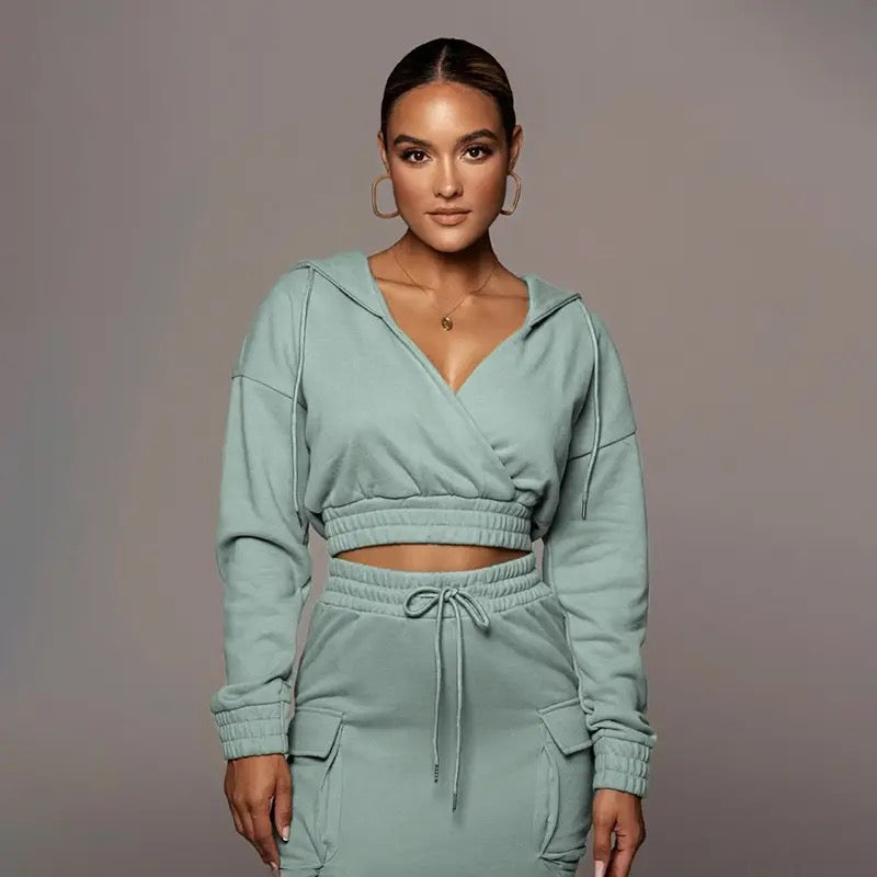 Frau in mintgrünem Kapuzen-Sweatshirt und Jogginghose, Freizeitmode, bequeme Damenbekleidung.