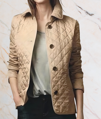 Damen Steppjacke beige, Knopfleiste, elegantes Design, Herbstmode, Freizeitkleidung.