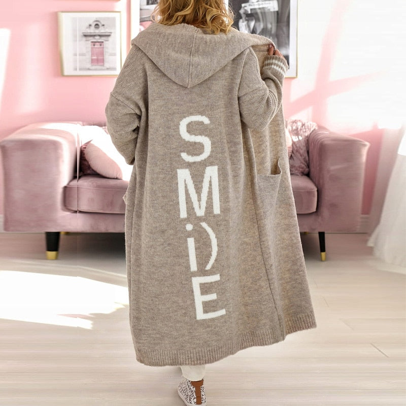 Damen Strickmantel mit Kapuze, beige, "SMILE" Schriftzug, gemütlich, modisch, Herbstmode.