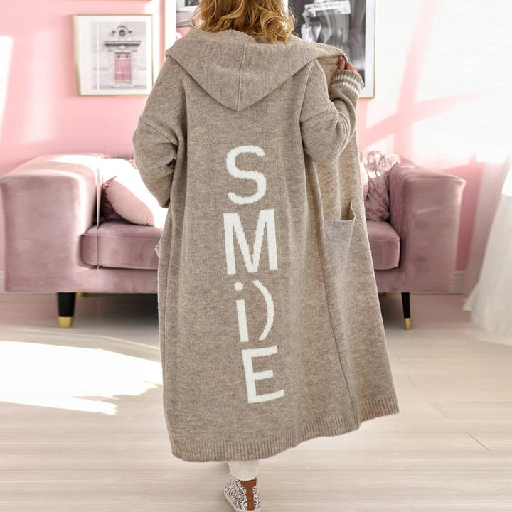 Damen Strickmantel mit Kapuze, beige, "SMILE" Schriftzug, gemütlich, modisch, Herbstmode.