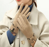 Damenhandschuhe beige Wildleder, Kettendetails, Wintermode Accessoire, elegant und warm.