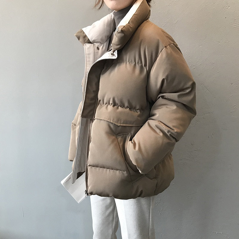 Damen Winterjacke beige, Daunenoptik, warm, modisch, Stehkragen, Reißverschluss, casual.