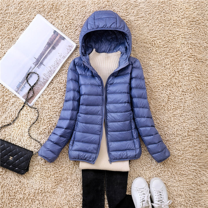 Blaue Daunenjacke mit Kapuze, Damenmode, Winterjacke, warm, leicht, stilvoll, Outdoor-Bekleidung.