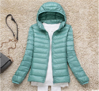 Damen Daunenjacke mintgrün mit Kapuze, leicht, warm, modisch, ideal für Herbst und Winter.