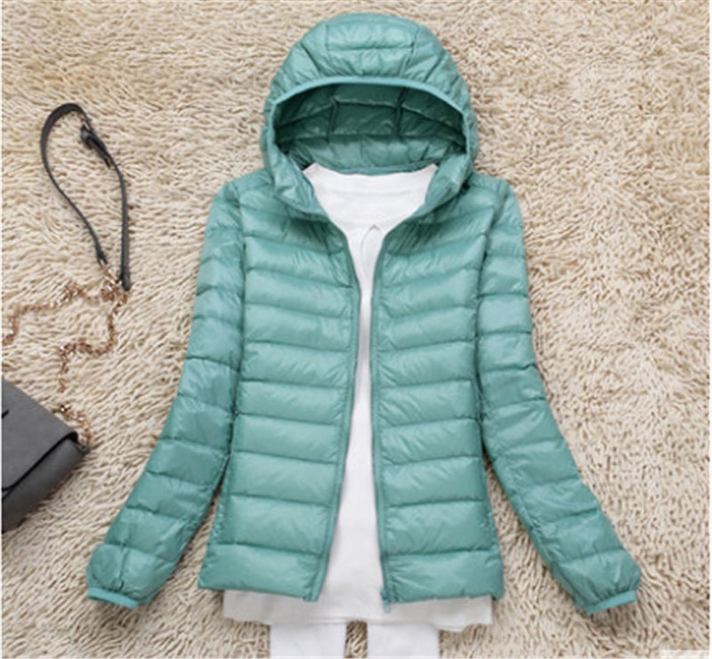 Damen Daunenjacke mintgrün mit Kapuze, leicht, warm, modisch, ideal für Herbst und Winter.