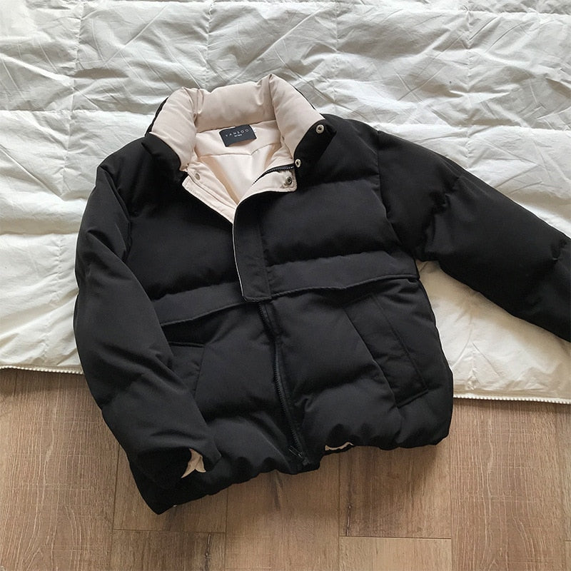 Schwarze Daunenjacke, warm, modisch, Winterbekleidung, Reißverschluss, Herrenmode, Baumwolle.