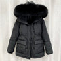 Schwarzer Winterparka mit Kunstfellkapuze, Damenjacke, warm, modisch, Outdoor-Bekleidung.
