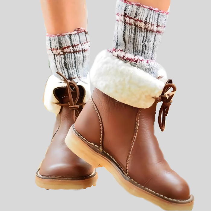 Braune Lederstiefel mit weißem Fellfutter und gestrickten Socken, Damenmode, Winterstiefel.
