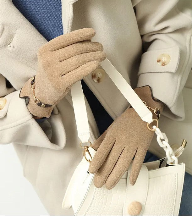 Beige Damenhandschuhe aus Wolle, modisch, elegant, mit weißer Handtasche, Herbstmode.