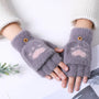 Graue fingerlose Handschuhe aus Plüsch, Damenmode, warm, Winteraccessoire.