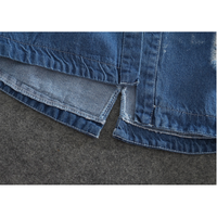 Blaues Jeansjacke-Detail, Baumwolle, Vintage-Look, robuste Nähte, modisch, lässig.