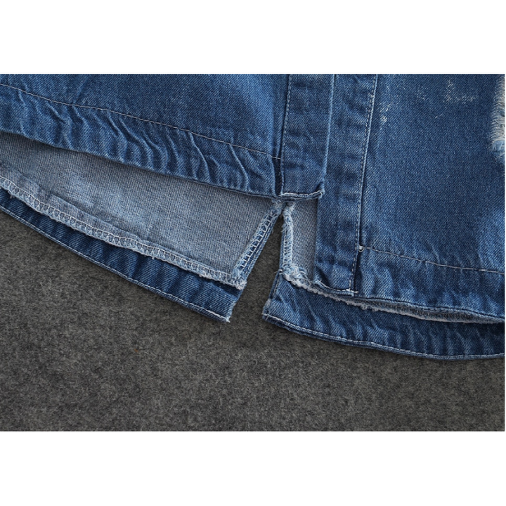 Blaues Jeansjacke-Detail, Baumwolle, Vintage-Look, robuste Nähte, modisch, lässig.