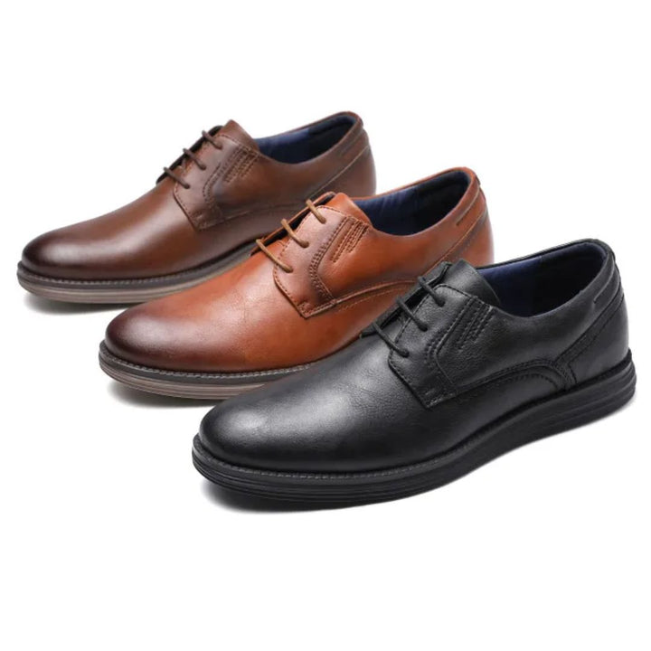 Drei Paar Herren-Lederschnürschuhe in Schwarz, Braun und Cognac auf weißem Hintergrund.