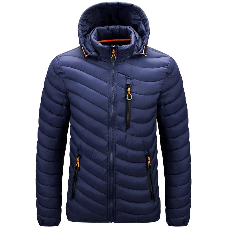 Dunkelblaue Daunenjacke mit Kapuze, Reißverschlusstaschen, Herrenmode, Winterbekleidung.