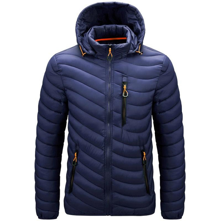 Dunkelblaue Daunenjacke mit Kapuze, Reißverschlusstaschen, Herrenmode, Winterbekleidung.