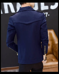 Mann in dunkelblauer Jacke mit Reißverschlüssen, Rückansicht, modische Herrenbekleidung.