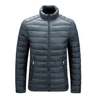 Dunkelgraue Herren-Daunenjacke, Stehkragen, Reißverschluss, Wintermode, warm, stilvoll.