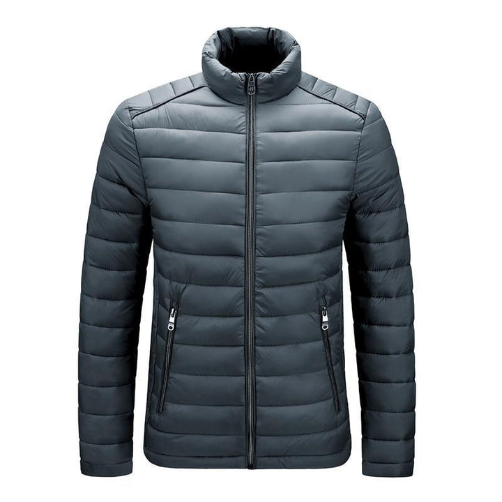 Dunkelgraue Herren-Daunenjacke, Stehkragen, Reißverschluss, Wintermode, warm, stilvoll.