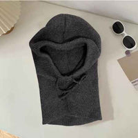 Dunkelgraue Strick-Balaclava, weiches Material, modisches Winteraccessoire, unisex.