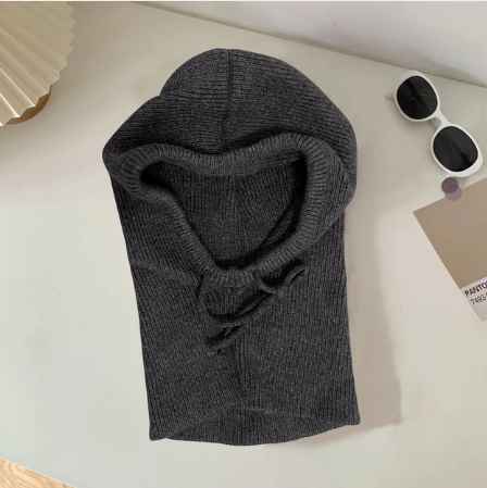 Dunkelgraue Strick-Balaclava, weiches Material, modisches Winteraccessoire, unisex.