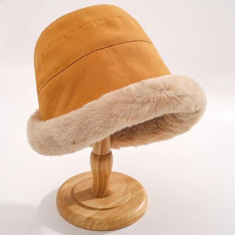 Damen-Bucket-Hut, beige, Kunstpelzrand, Wintermode, Holzständer, elegant, warm.