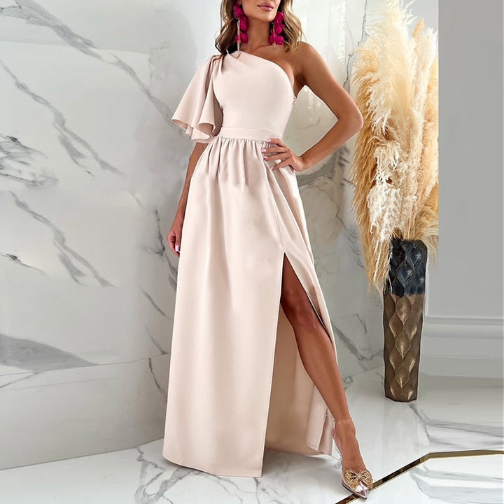 Elegantes cremefarbenes Abendkleid mit asymmetrischem Ausschnitt und hohem Schlitz.