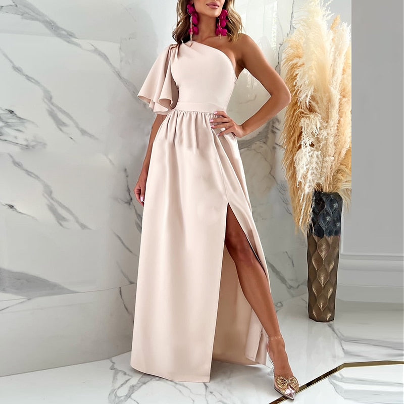 Elegantes cremefarbenes Abendkleid mit asymmetrischem Ausschnitt und hohem Schlitz.